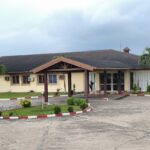 L’OGOOUÉ PALACE, UNE ADRESSE EMBLÉMATIQUE QUI CONJUGUE HISTOIRE, CONFORT ET HOSPITALITÉ À LAMBARÉNÉ