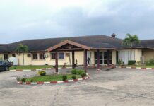 L’OGOOUÉ PALACE, UNE ADRESSE EMBLÉMATIQUE QUI CONJUGUE HISTOIRE, CONFORT ET HOSPITALITÉ À LAMBARÉNÉ