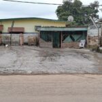 MOANDA: AU QUARTIER OASIS, LES EAUX USÉES D’UN LAVAGE AUTOMOBILE COULENT SOUS LE REGARD INDIFFÉRENT DES AUTORITÉS