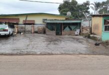 MOANDA: AU QUARTIER OASIS, LES EAUX USÉES D’UN LAVAGE AUTOMOBILE COULENT SOUS LE REGARD INDIFFÉRENT DES AUTORITÉS