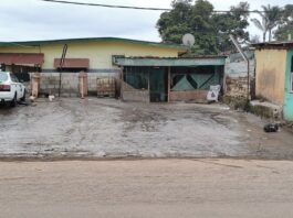 MOANDA: AU QUARTIER OASIS, LES EAUX USÉES D’UN LAVAGE AUTOMOBILE COULENT SOUS LE REGARD INDIFFÉRENT DES AUTORITÉS