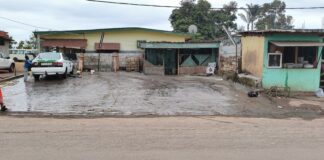 MOANDA: AU QUARTIER OASIS, LES EAUX USÉES D’UN LAVAGE AUTOMOBILE COULENT SOUS LE REGARD INDIFFÉRENT DES AUTORITÉS