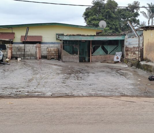 MOANDA: AU QUARTIER OASIS, LES EAUX USÉES D’UN LAVAGE AUTOMOBILE COULENT SOUS LE REGARD INDIFFÉRENT DES AUTORITÉS